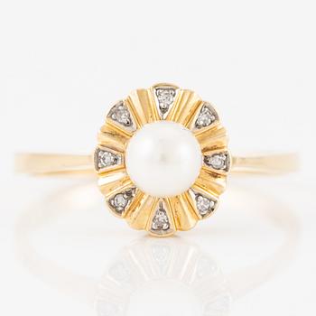 Ring, 18K gold with a pearl and small diamonds.