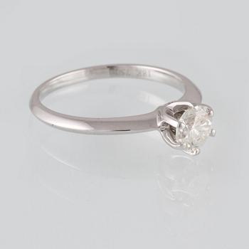 RING, 18K vitguld med briljantslipad diamant 0.70 ct samt 2 briljantslipade diamanter 0.03 ct. Vikt 2,9 gram.