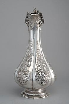 VIINIKANNU, sterling hopeaa E & J Barnard Lontoo 1866. Korkeus 35 cm, paino 1322 g.