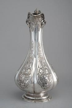 A WINE PITCHER, sterling silver E & J Barnard London 1866. Height 35 cm, vikt 1322 g.