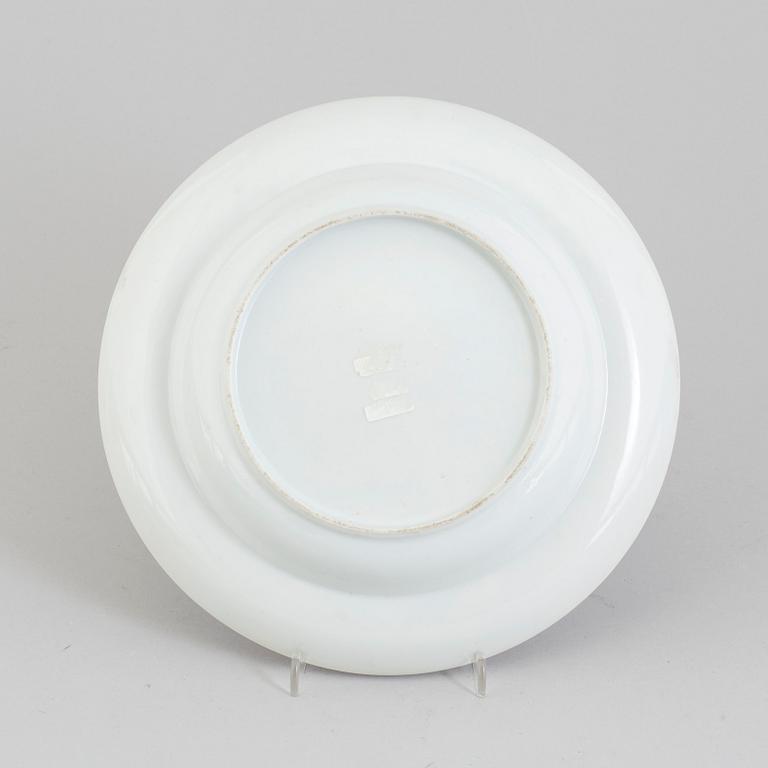 A famille rose porcelain deep dish, Canton, Qing dynasty, 19th century.