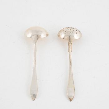 Bestickuppsättning i schatull, silver, 105 delar, modell "Svenskt spets", Svenska importstämplar samt GAB, 1919-23.