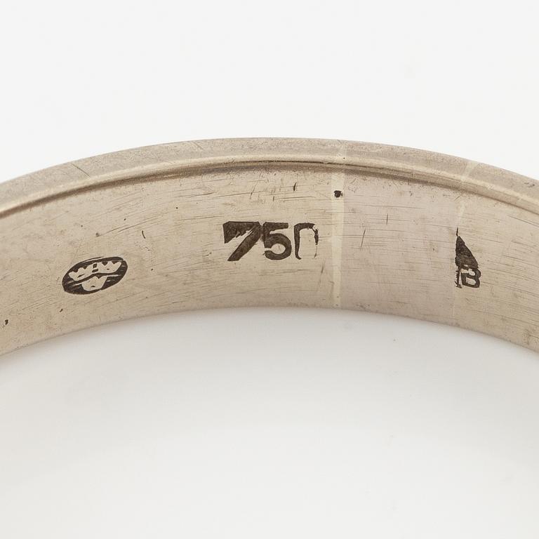 Ring 18K vitguld med safirer och briljantslipade diamanter.