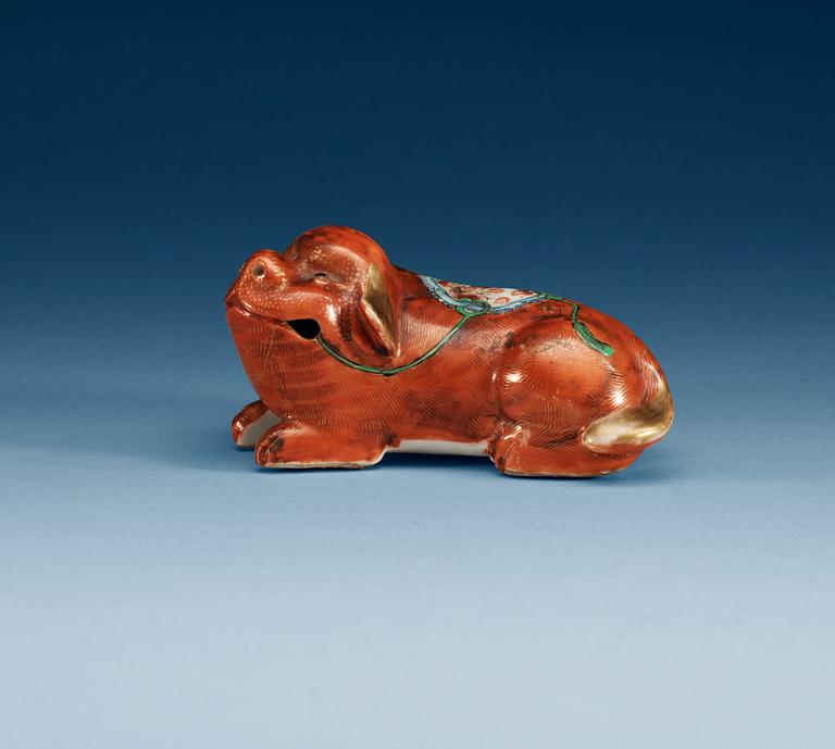 A famille rose figurin of a dog, late Qing dynasty.