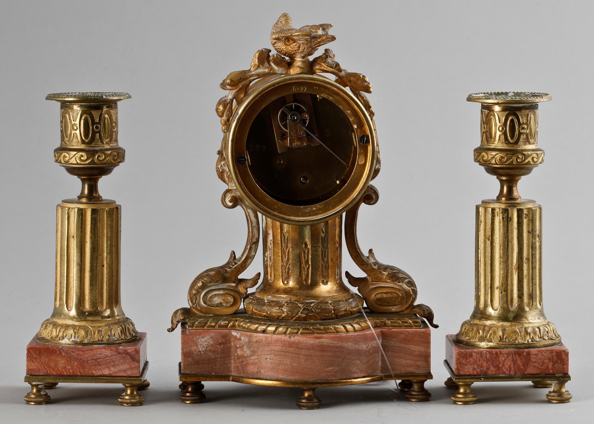 BORDSPENDYL samt LJUSSTAKAR ett par, Louis XVI stil. 1900-tal.