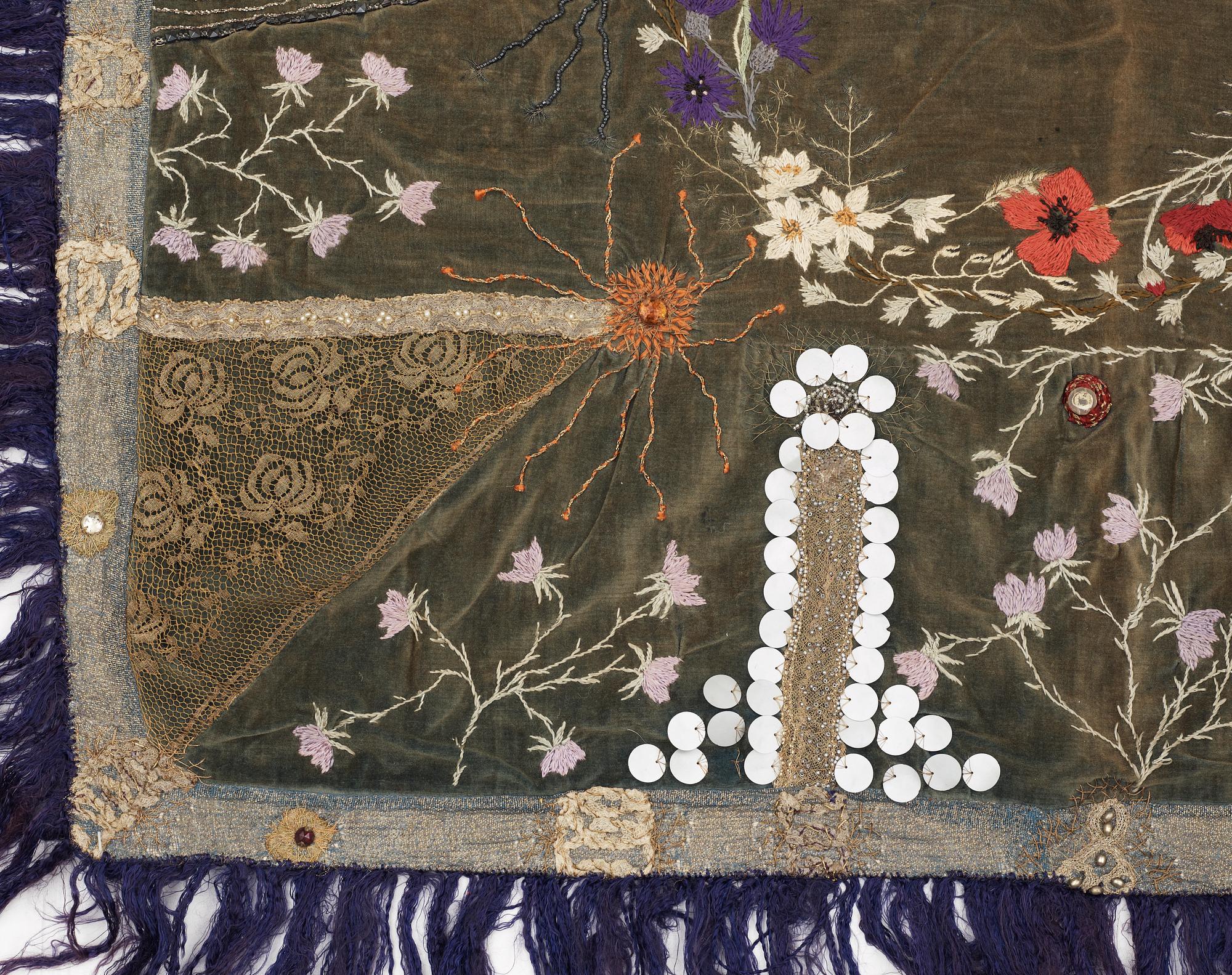 BRODERI, på sammet. "Midsommarblommor". 93 x 88,5 cm. Komponerat och tillverkat av Anna Casparsson.
