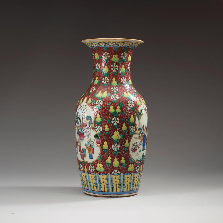 A famille rose vase, late Qing dynasty (1644-1912).