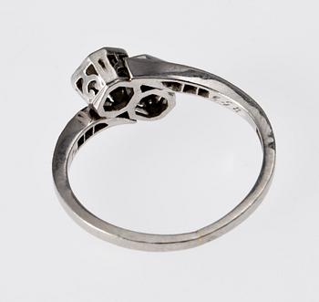 RING, platina med briljantslipade diamanter, tot ca 0.58 ct, 1937.