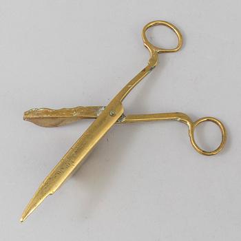 A BRASS CANDLE SNUFFER/SCISSORS, 17th/18th century.