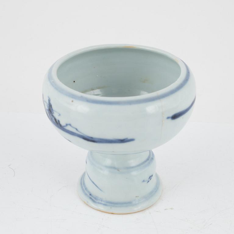 A blue and white stemcup and two dishes, Qing dynasty, 18th Century.