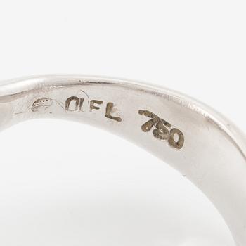 Ole Lynggaard ring 18K white gold with a cabochon-cut aquamarine and a round brilliant-cut diamond.