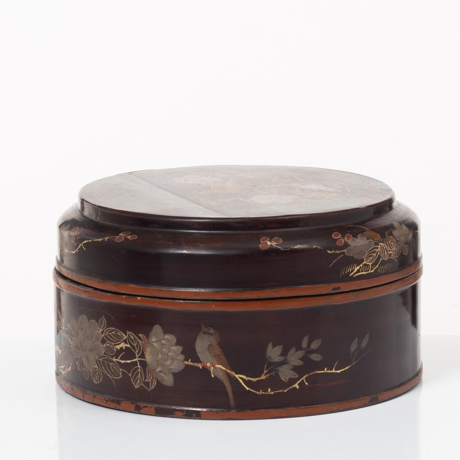 A Chinese lacquer food container, 20th century.