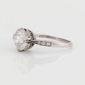 RING med en gammalslipad diamant.