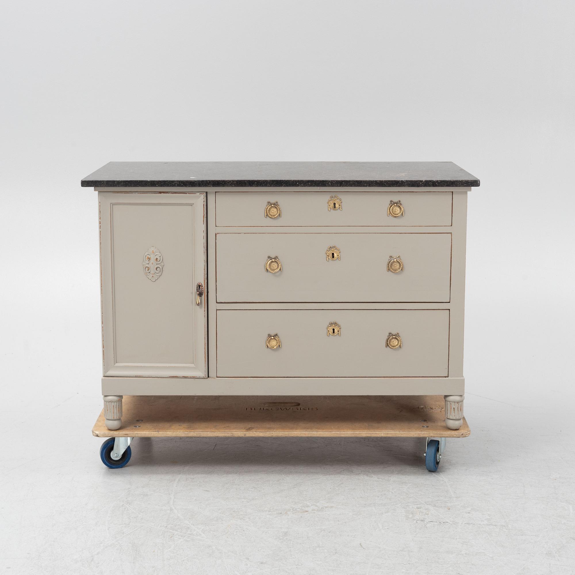 Byrå/kommod, omkring år 1900.