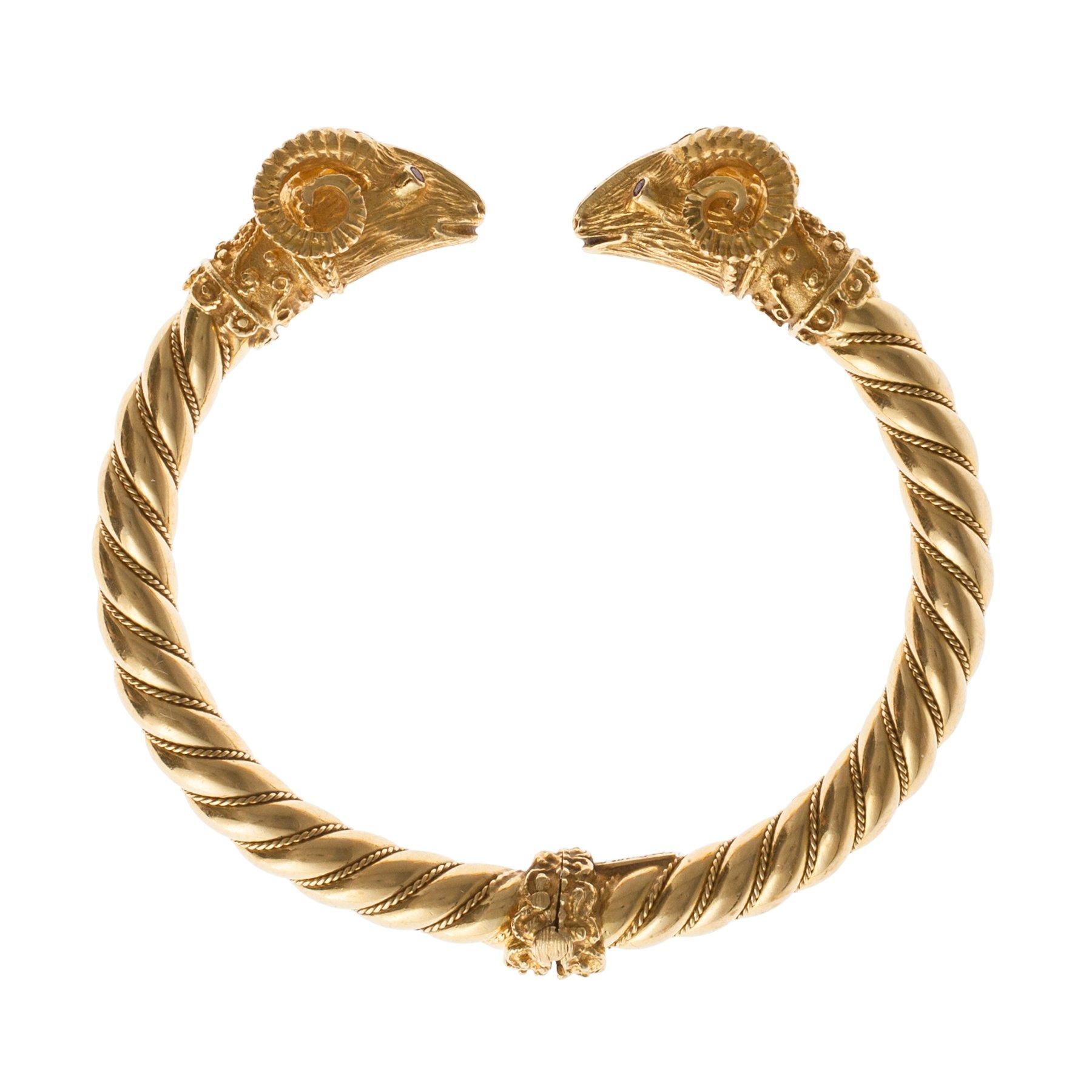 RANNERENGAS, 18K kultaa rubiineja, briljanttihiottuja timantteja n. 0.6 ct. Paino 47,2 g.