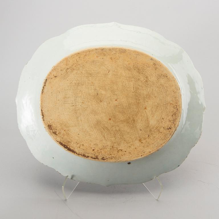 TERRIN med LOCK och FAT, porslin, Kina, omkring 1800.