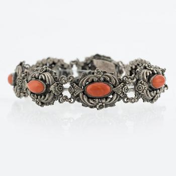 Armband, silver med korall, Ungern.