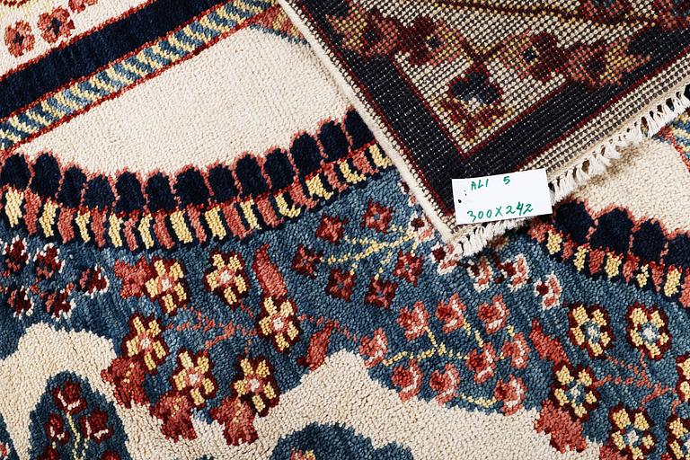 An oriental carpet with Mamluk design, c. 300 x 242 cm.