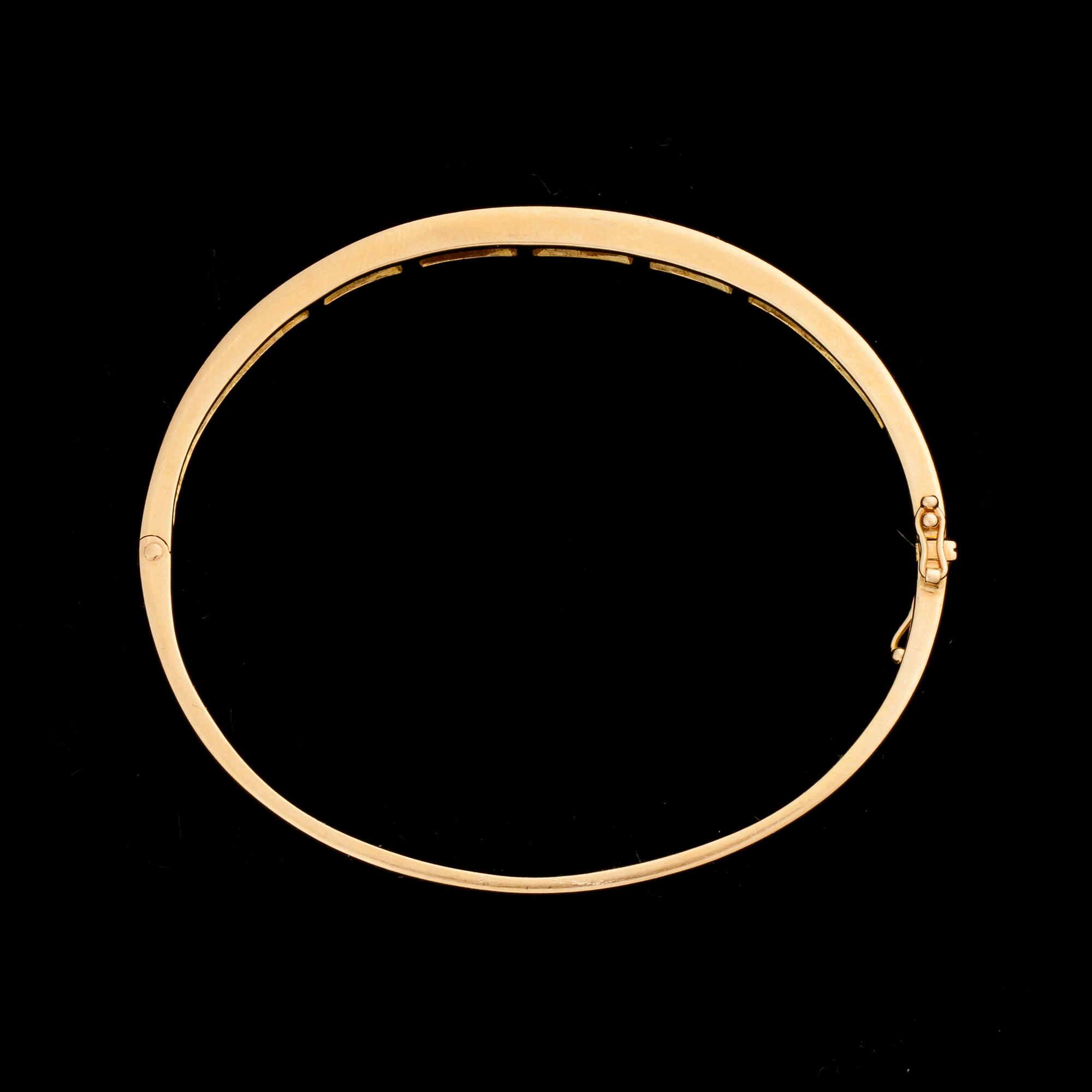ARMRING 18k guld, 18 briljantslipade diamanter tot ca 1,85ct. Carl Hoff. Vikt ca 21 g.