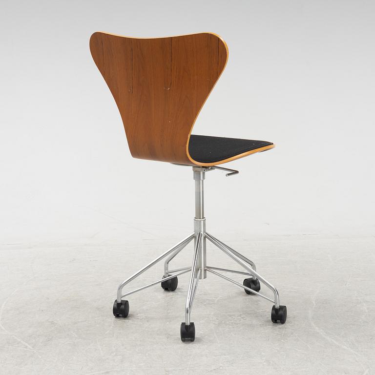 Arne Jacobsen, a 'Series 7' swivel chair from Fritz Hansen, Denmark 1994.