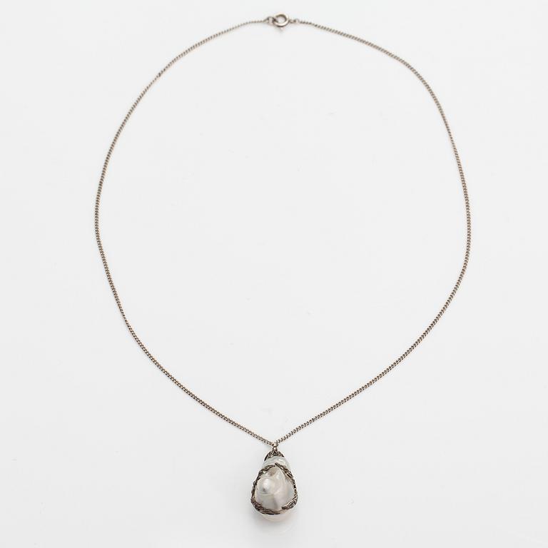 A silver necklace with a cultured salt water pearl/baroque pearl and rose-cut diamonds.