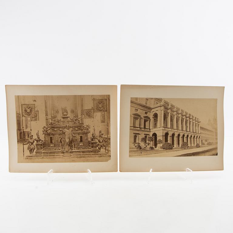 Fotografier 8 st olika byggnader från München omkring 1900.