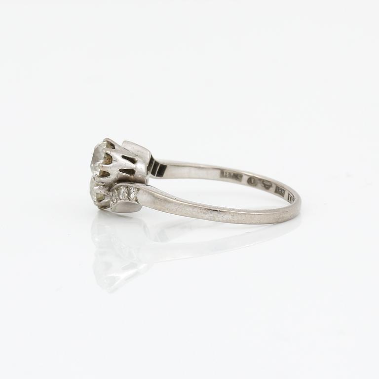 RING, 18K vitguld. Med briljantslipade diamanter totalt ca 0,80ct.