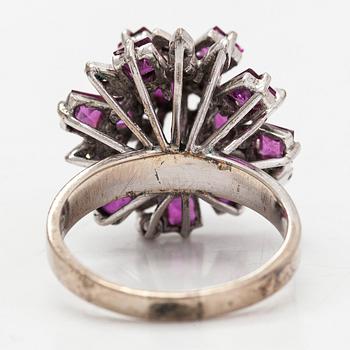 Ring, 18K vitguld med rubiner ca 2.4 ct och åttkantsslipade diamanter.