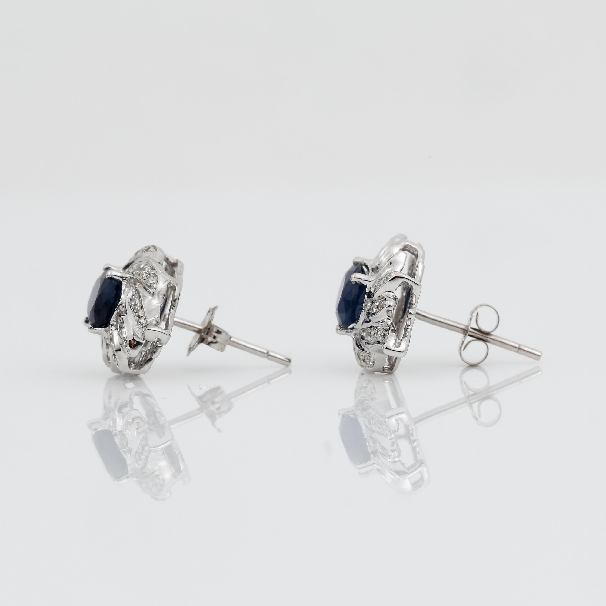 ÖRHÄNGEN, ett par, 14K vitguld med safirer tot ca 1,55 ct och diamanter tot ca 0,23 ct. Vikt 4.03 g.