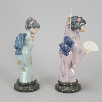 A pair of porcelain figurines, Spain, secind half of the 20th century.