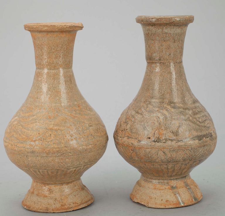 VASER, 2 st, lergods, Kina, möjligen  Song dynastin (960-1279).