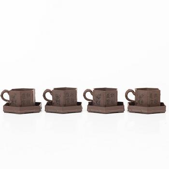 Fyra koppar med fat, yixing, Kina, 1900-talets senare del.