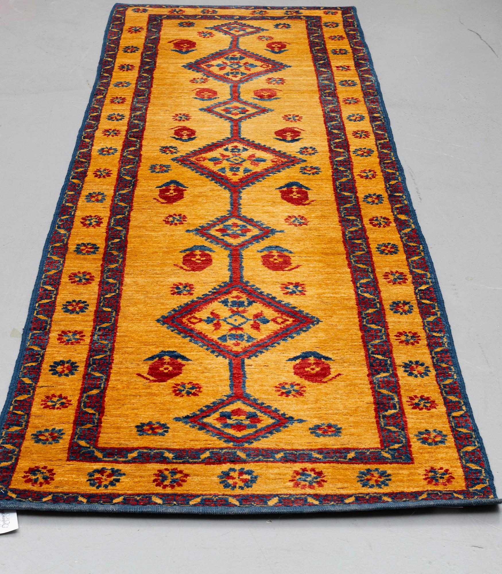An oriental runner, ca 305 x 94 cm.