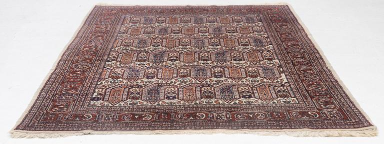 An oriental carpet, approx. 286 x 200 cm.