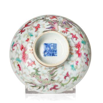1075. A famille rose cover, Qing dynasty with Qianlong mark.