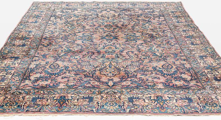 A carpet, semi-antique, Tabriz, ca 317 x 240 cm.