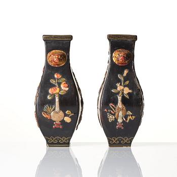 Vaser, ett par, lackerade med inläggningar, Qingdynastins mitt.
