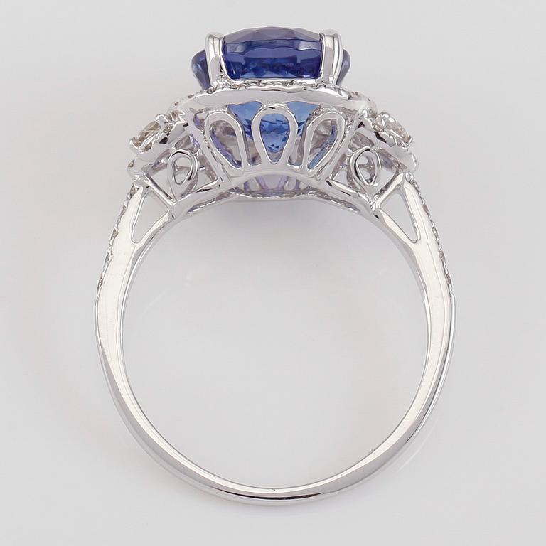 RING, 18K vitguld, diamanter tot ca 0.37 ct. och tanzanit ca 3.20 ct.