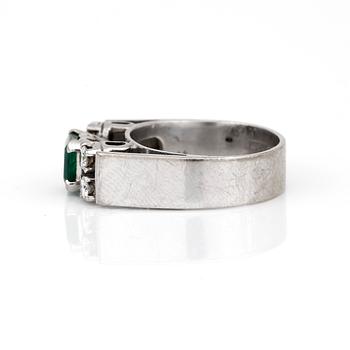RING med smaragdslipad smaragd, ca 0,56 ct och briljantslipade diamanter, totalt ca 0,20 ct.