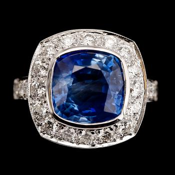 RING, 18 k vitguld, med safir 6.20 ct och briljanter tot 1.20 ct.