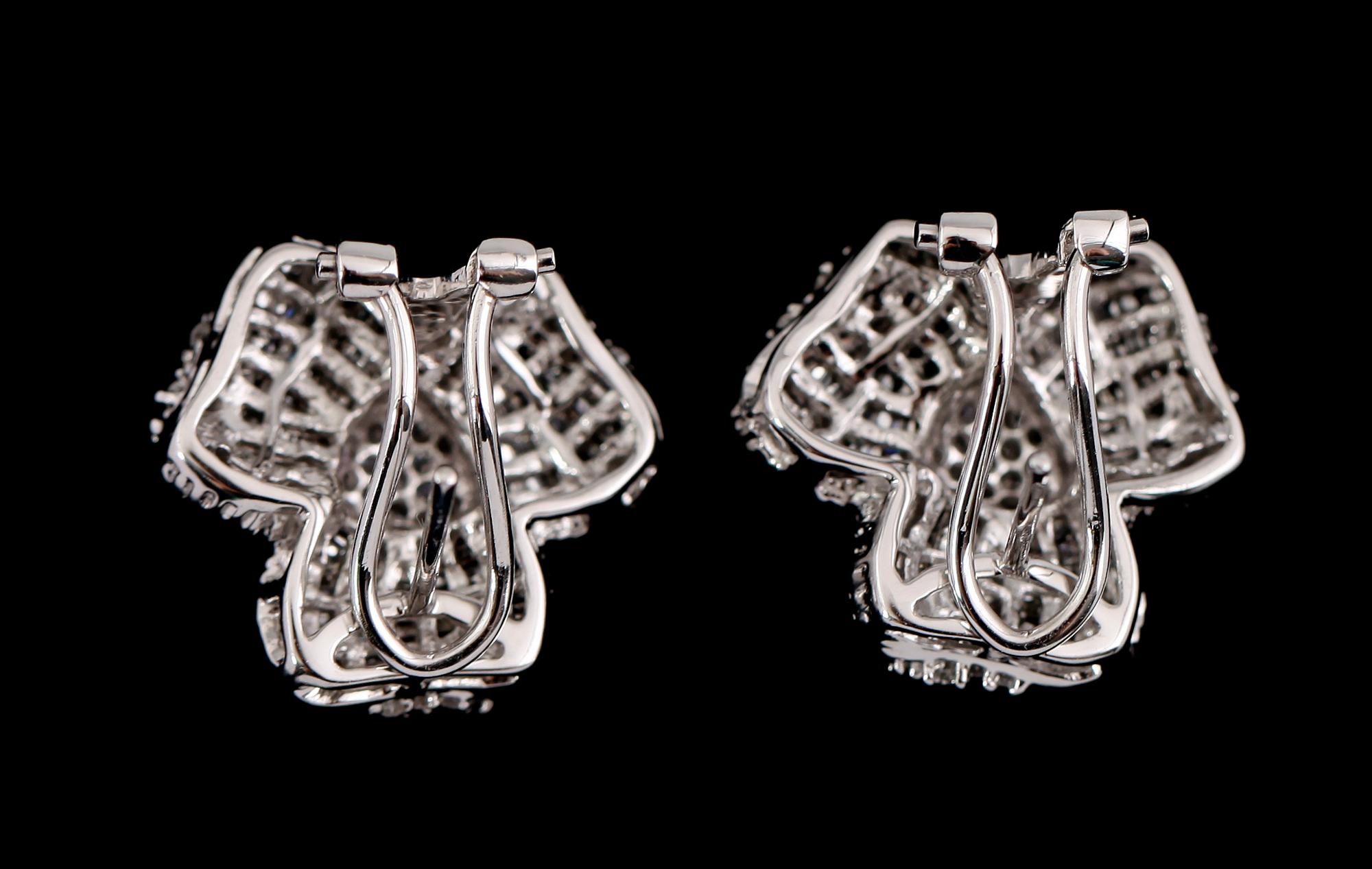ÖRHÄNGEN, 1 par, 18 k vitguld, briljant och baguetteslipade diamanter tot ca 1.17 ct.