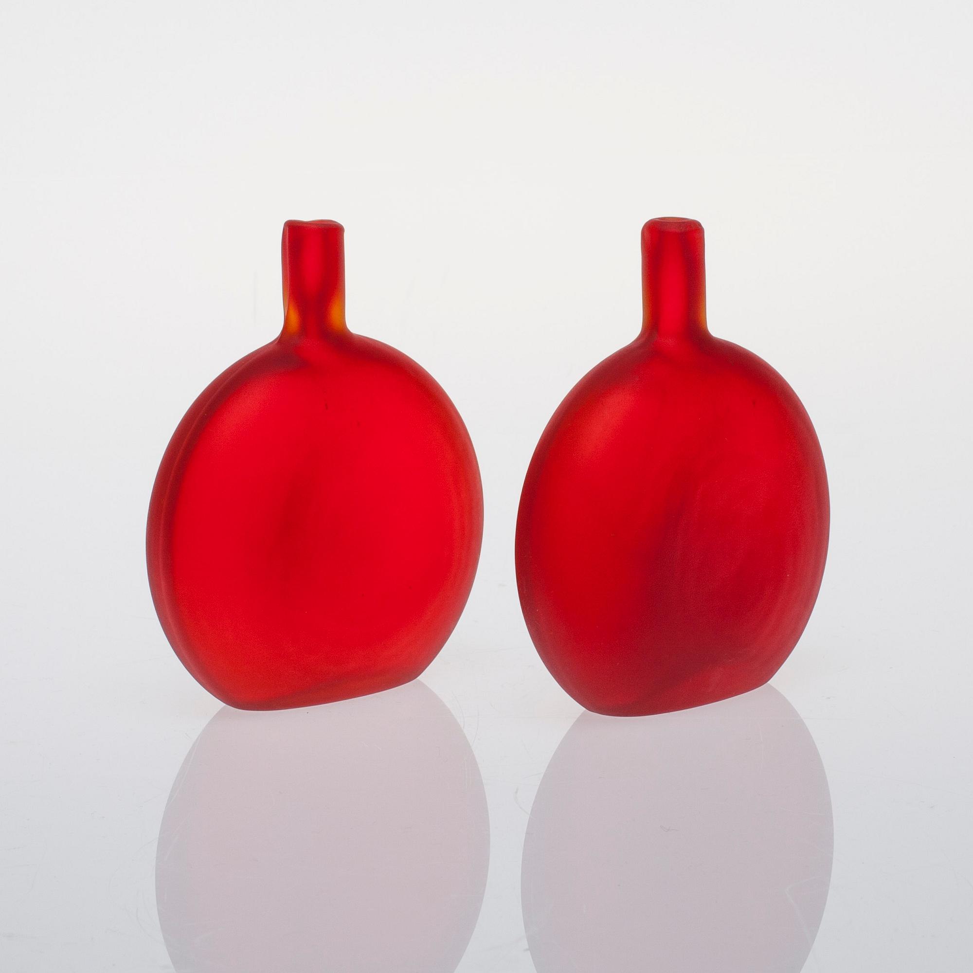 FLASKOR, 2 st, glas, "Smultronstället", signerade O. Toikka Nuutajärvi. 1980-tal.