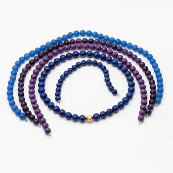 Ole Lynggaard, kullås 18K guld, med 4 stencollier med dobbar samt ett armband, bland annat lapis lazuli.