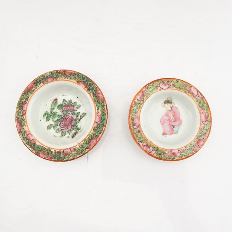 A set of two teapots and one serving dish Kanton China alter part of the 19th century.