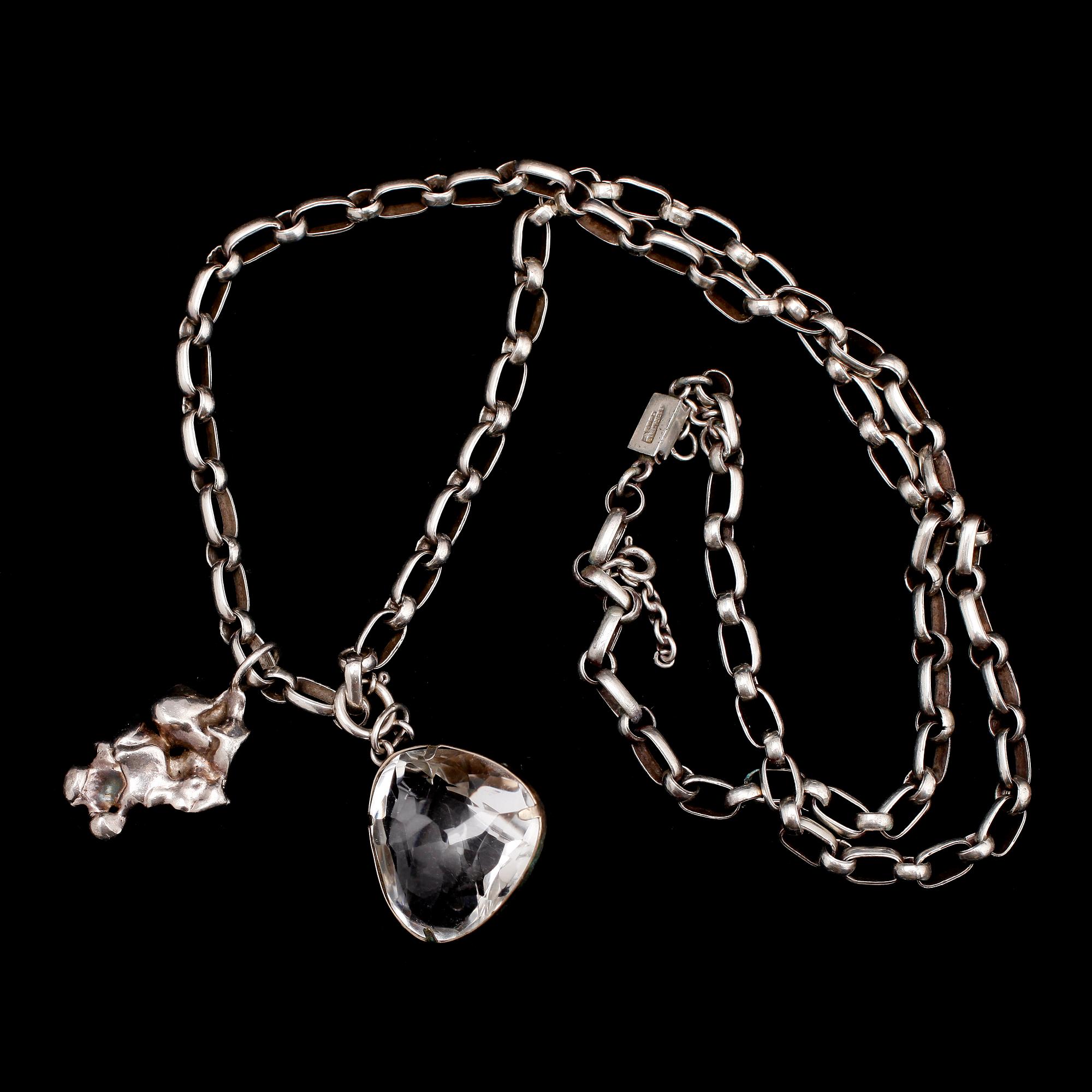 COLLIER, silver, hänge med bergkristall, 1900-talets andra hälft. Tot vikt 72 g.