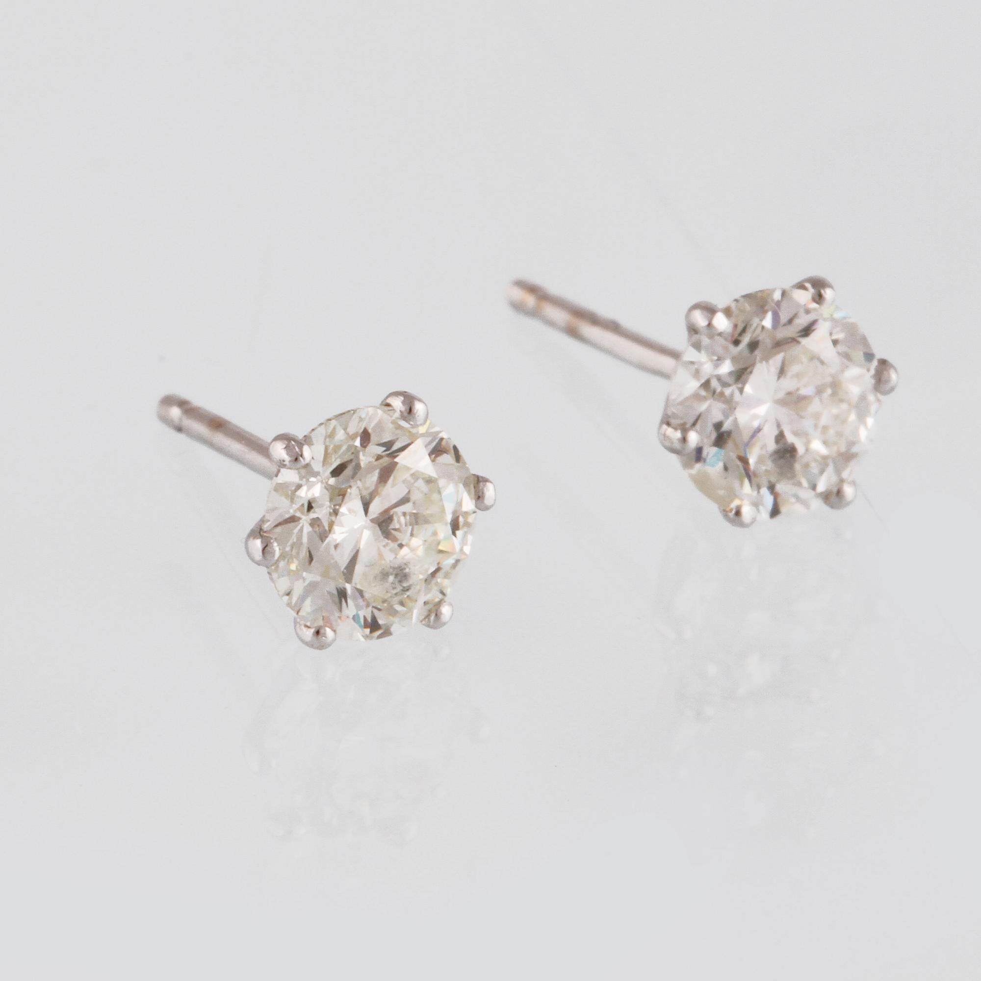 ÖRHÄNGEN, 18K vitguld med briljantslipade diamanter ca 2.05 ct. Vikt 2,2 gram.