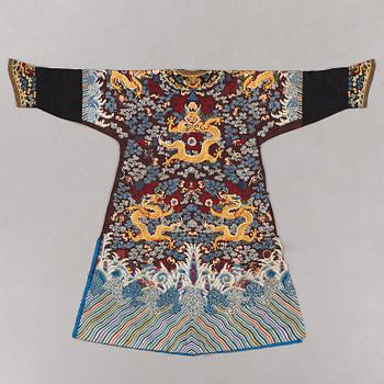 A Chinese embroidered silk robe, late Qing dynasty, circa 1900.