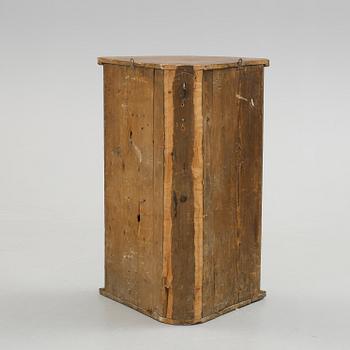 HÖRNSKÅP, allmoge, 1800-tal.