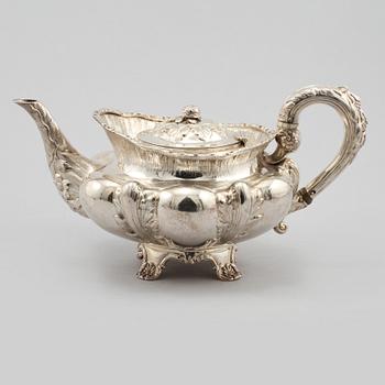 TEKANNA, silver, Robert Henell, London, England, 1833, vikt 835 gram.