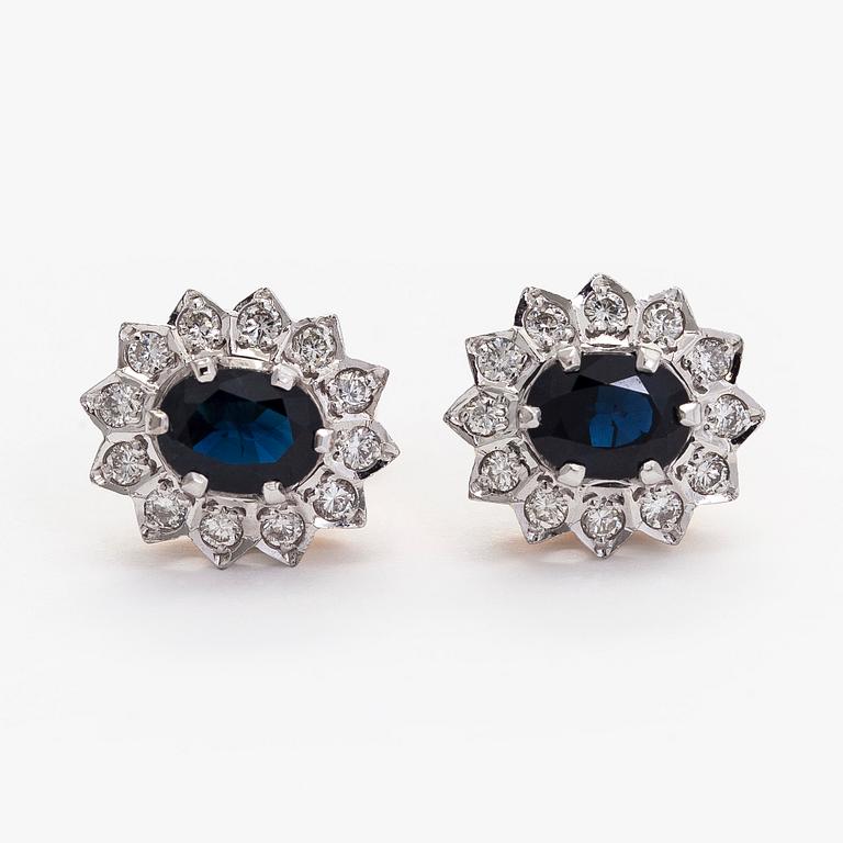 Earrings, faceted sapphires, brilliant cut diamonds, 14K gold and white gold.